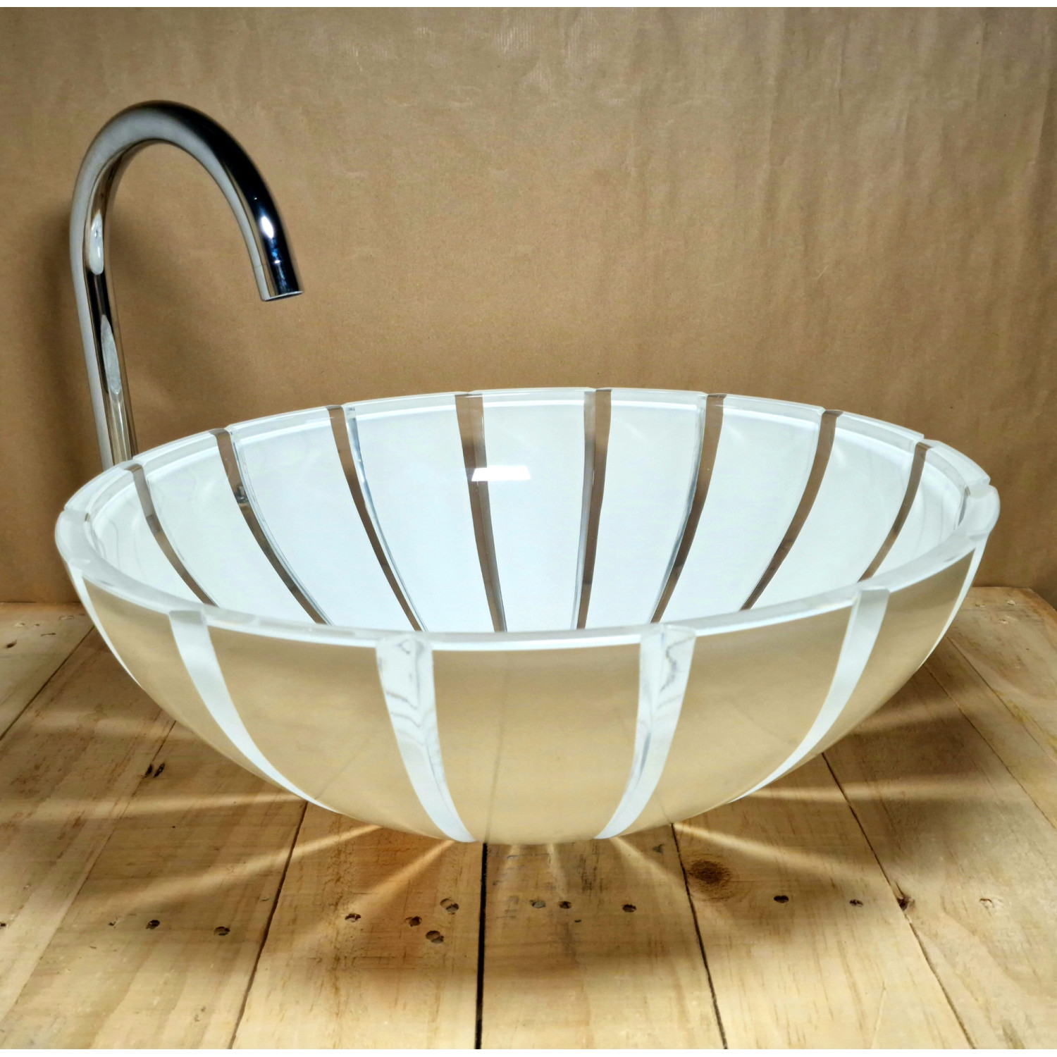 Skleněné Umyvadlo s Ručně Frézovanými Pruhy - Dokonalý Doplněk pro Vaši Koupelnu foto2