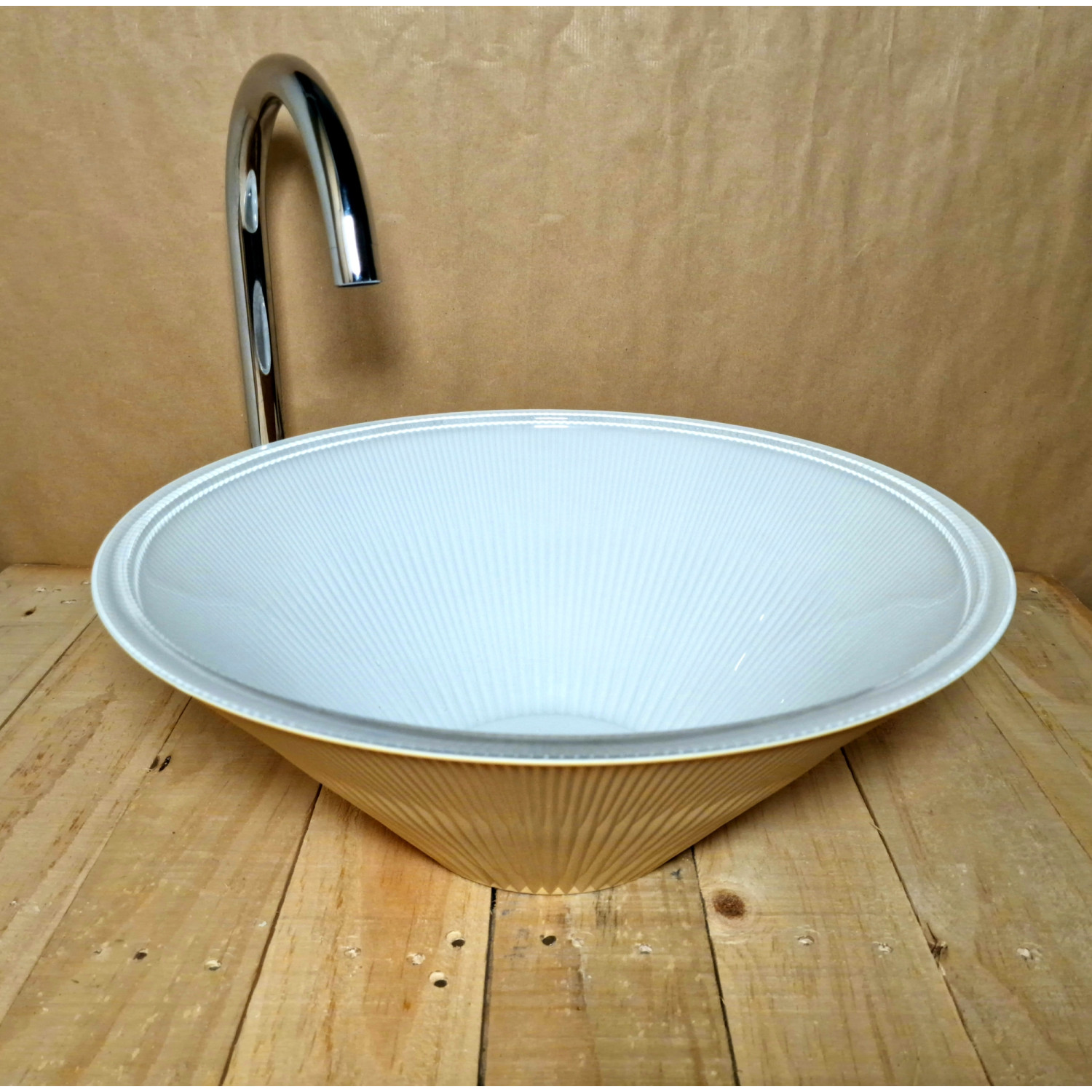 Skleněné umyvadlo s unikátním kónickým tvarem U 016 foto2