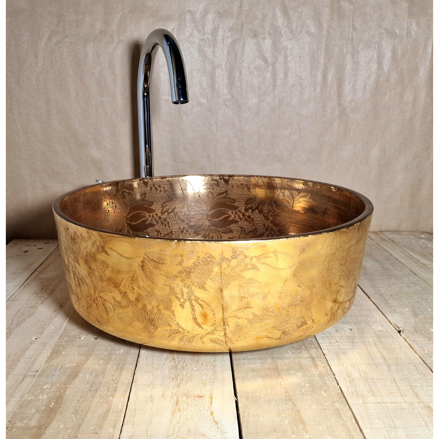 Moderní skleněné umyvadlo s jantarově transparentním vnitřkem a zlatým dekorem U037 foto2