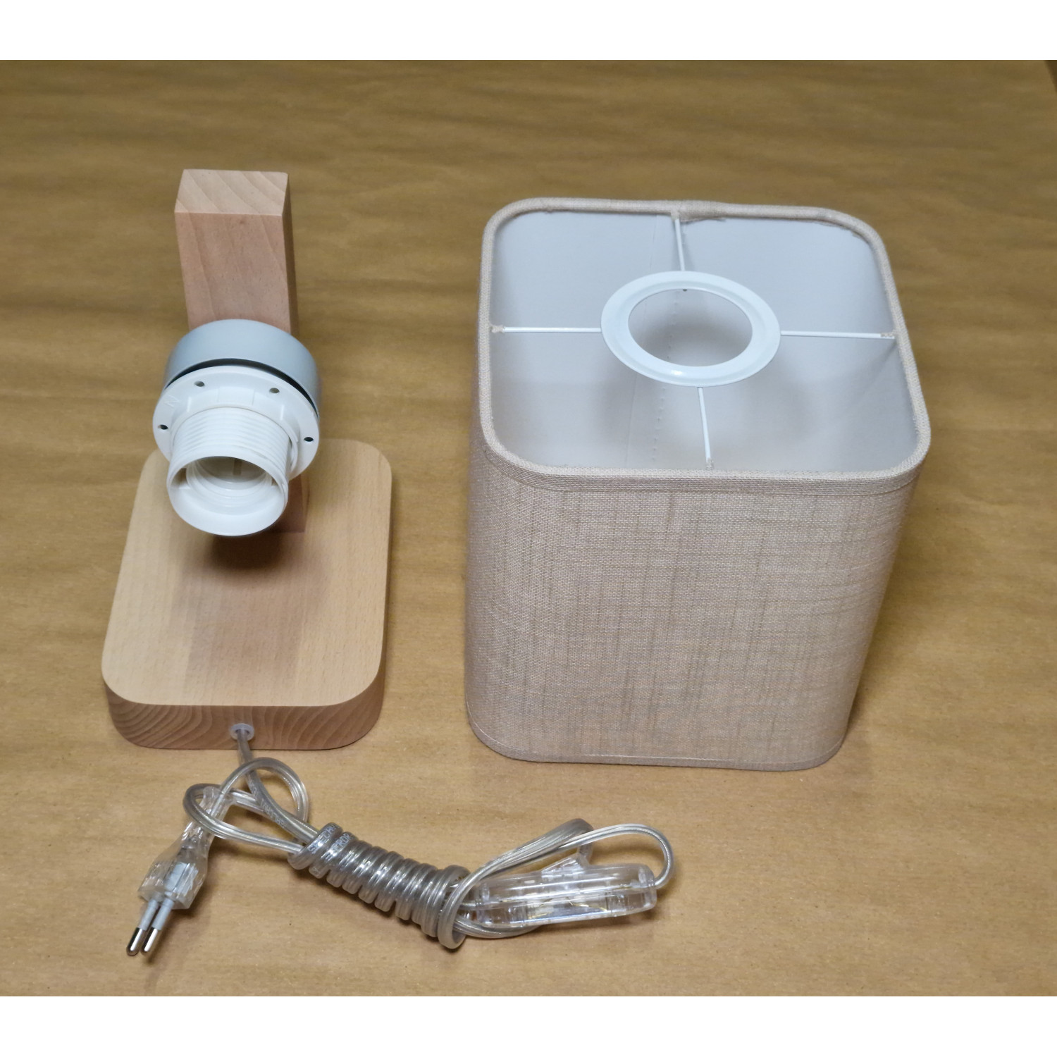 Dřevěné nástěnné svítidlo s kabelem a vypínačem vyrobené z přírodního buku s bezovým látkovým stínidlem "HOTEL" foto4